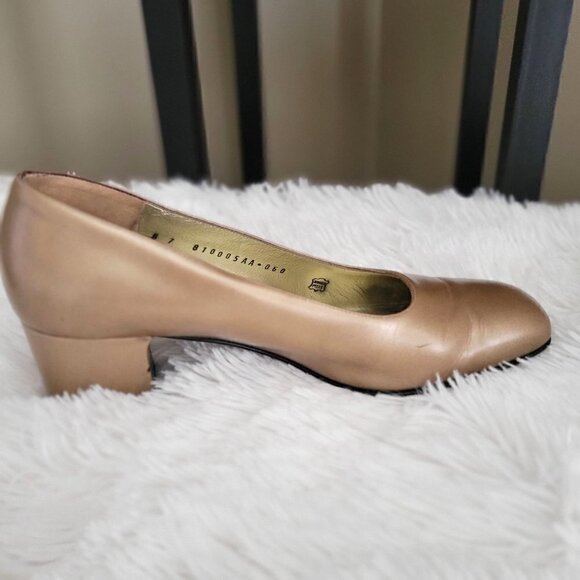 Bruno Magli Gold  Leather Women's Square Toe Pumps  Size 7 B - Picture 4 of 11